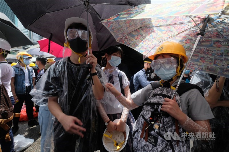 香港立法會原定12日上午11時開會,針對逃犯條例修訂草案進行二讀,但立法會主席指示延後舉行,稍後再通知議員。逾萬名年輕人包圍立法會及占領主要幹道,港民戴上口罩及護目鏡,對抗議行動做好萬全準備。中央社記者王飛華攝 108年6月12日