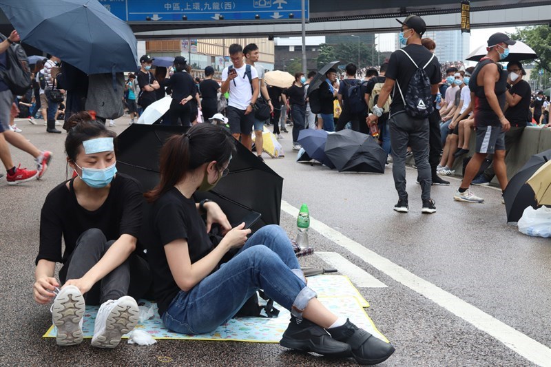 香港立法會原訂12日上午二讀討論逃犯條例修訂草案,逾萬名民眾前往抗議,其中許多為年輕世代。中央社記者張謙香港攝 108年6月12日
