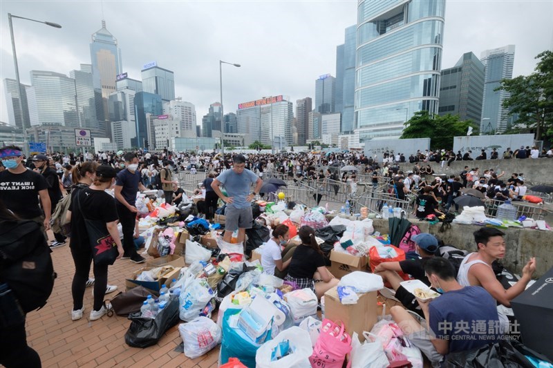 香港9日爆發反送中大遊行,12日一早又有逾萬名年輕人包圍立法會並占領主要幹道,抗議逃犯條例草案進行二讀。民眾將大量礦泉水、雨傘、雨衣等物資送往金鐘占領區。中央社記者王飛華攝 108年6月12日