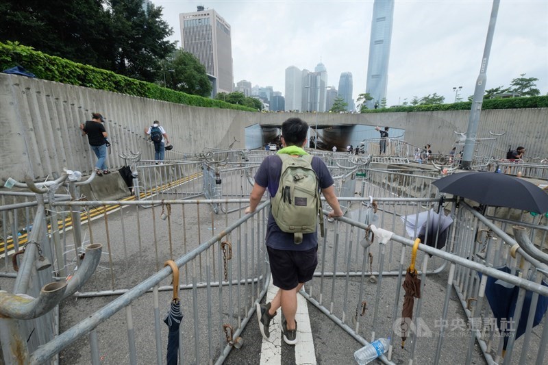 香港9日爆發反送中大遊行,12日又有逾萬名年輕人包圍立法會並占領主要幹道,抗議逃犯條例草案進行二讀。香港警方加重部署,架設多層拒馬陣。中央社記者王飛華攝 108年6月12日