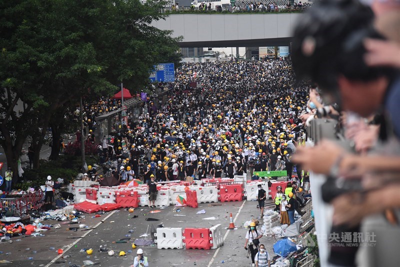 香港12日有大批民眾聚集在立法會外並占領金鐘主要幹道抗議逃犯條例修訂;下午近4時,香港警方施放催淚彈驅離部分民眾,場面一度混亂,地面上散落著雨傘、安全帽等物品。中央社記者王飛華攝 108年6月12日