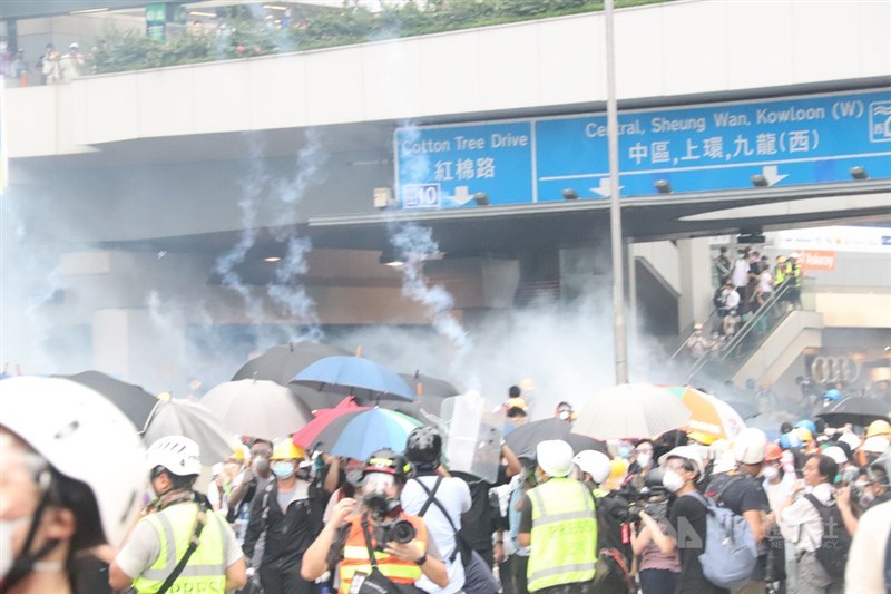 香港「反送中」示威衝突升高,警方12日下午在立法會旁,對示威者施放催淚瓦斯,現況情況混亂。中央社記者張謙香港攝 108年6月12日