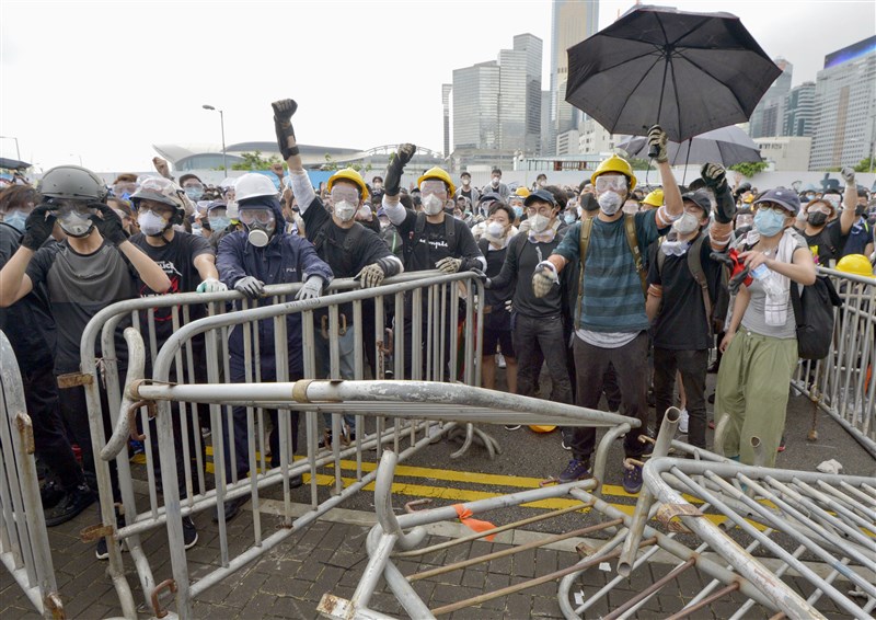 香港反修例示威,金鐘地區主要的8條幹道全被占領,重演2014年「占中」景象。部分大學生身著黑衣、戴上頭盔和口罩,對抗議行動做好準備。(共同社提供)