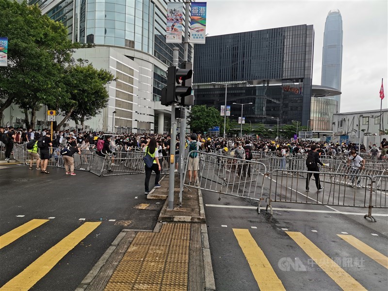 香港立法會12日凌晨發出「黃色警示」,代表可能在立法會廣場或大樓附近爆發衝突,緊張情勢升高。中央社記者張謙攝 108年6月12日