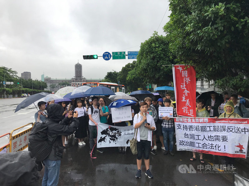 數十名在台港生、台灣學生13日上午在總統府前舉行記者會，希望政府能針對打壓反送中抗爭的香港官員、警察，在港澳條例中增訂人權審查機制，防止這些人來台。中央社記者繆宗翰攝 108年6月13日