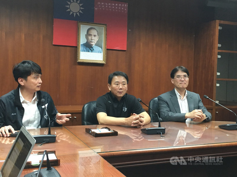 世界12強棒球賽第二次選訓會議13日在體育署召開,中華隊總教練洪一中(中)表示,由於這次比賽時間較倉卒,大部分以桃猿教練團為主,也將王建民納入教練團,拜託他7、8月到國外看旅外球員。中央社記者楊啟芳攝 108年6月13日