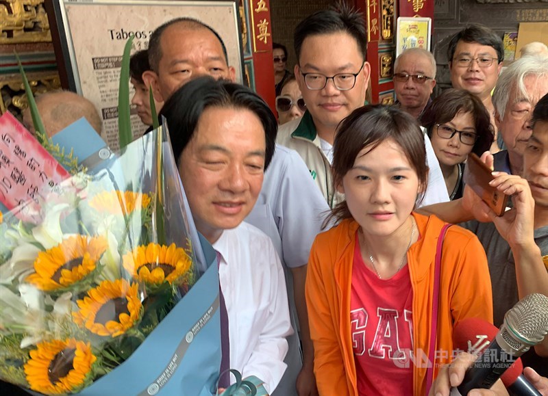 民進黨總統初選結果揭曉,由總統蔡英文勝出。前行政院長賴清德(前左)13日下午回到台南,前往台灣首廟天壇參拜,有支持者到場獻花為他打氣。中央社記者張榮祥台南攝 108年6月13日
