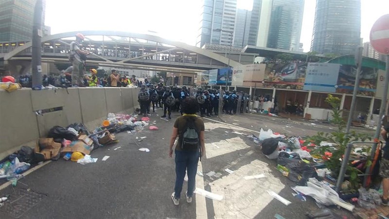 香港媽媽12日面對全副武裝的鎮暴港警毫無懼色,聲嘶力竭地對員警喊話:「我不想這裡變成天安門廣場!」(圖取自facebook.com/tsang.c.ho.5)