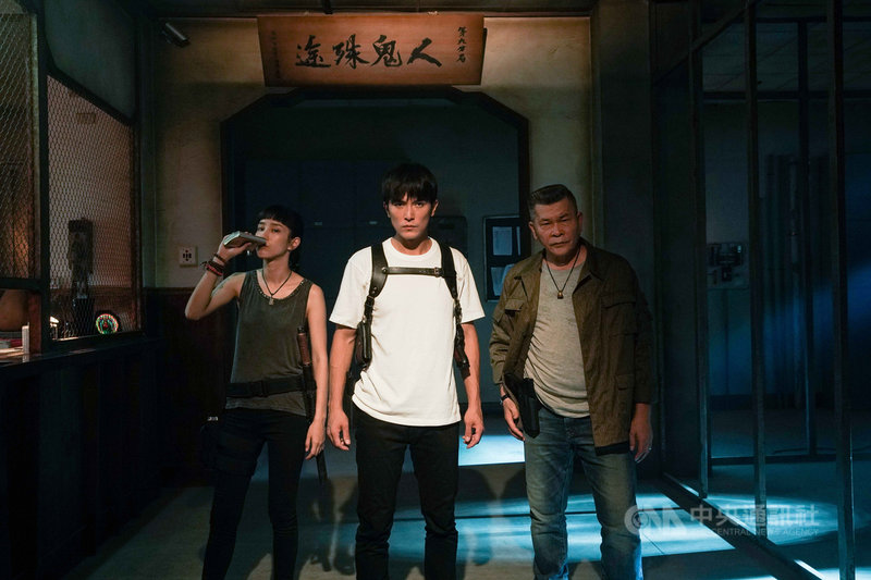 演員邱澤（中）在8月底將上映的國片「第九分局」中，飾演通靈神探，與演員澎恰恰（右）、溫貞菱（左）搭檔，飾演神祕警察組織「第九分局」中的「捉鬼小隊」成員。（甲上娛樂提供）中央社記者洪健倫傳真 108年6月13日