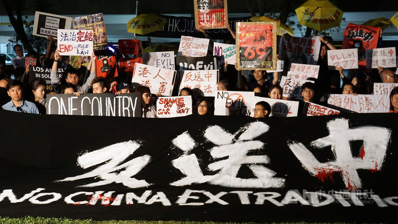 上百名海外香港人12日聚集在加州蒙特瑞公園市，聲援香港「反送中」行動，合唱Beyond樂團名曲「海闊天空」，許多人眼中帶淚。中央社記者林宏翰洛杉磯攝　108年6月13日