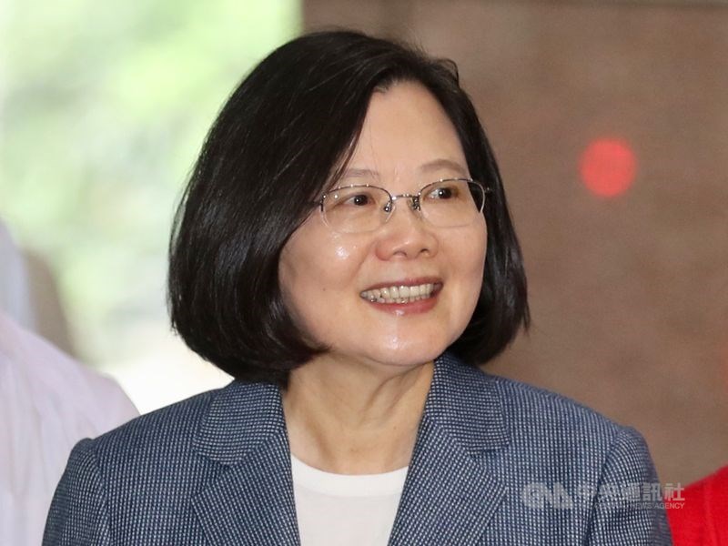 九合一敗選後聲勢下挫的總統蔡英文(圖),在黨內提名遭前行政院長賴清德挑戰下,除在網路以辣台妹形象深植人心,加上減稅等政績牌發酵,讓她變身蔡英文2.0。(中央社檔案照片)