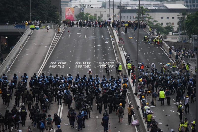 香港警方12日下午對集結抗議反送中的民眾施放催淚彈,強力驅散。中央社記者侯文婷攝 108年6月12日