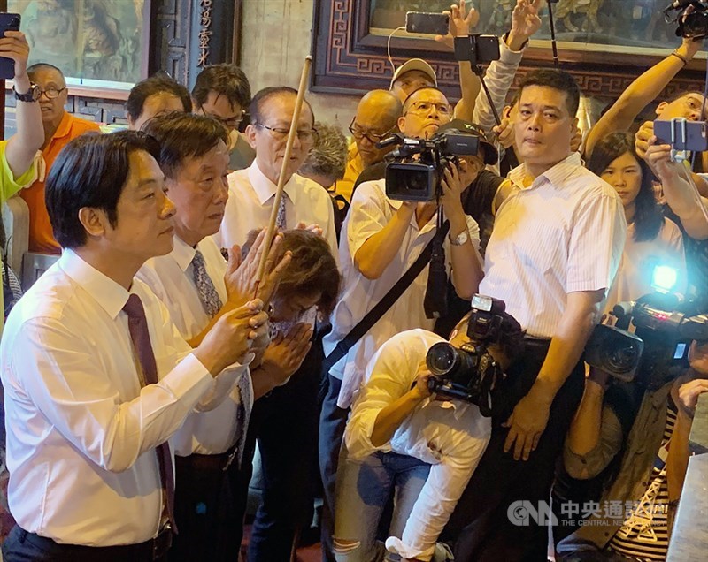 民進黨總統初選民調結果出爐,由總統蔡英文勝出。前行政院長賴清德(前左)13日下午回到台南,到台灣首廟天壇參拜,並感謝全國支持者一路相挺。中央社記者張榮祥台南攝 108年6月13日