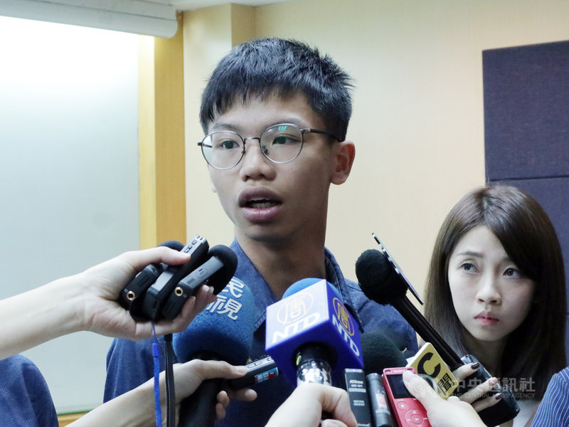 香港高三學生鍾翰林(左)呼籲,台灣人千萬不要以為現在投票投錯了,以後還可以選回正確的領導人。「我們香港人以前投錯了,現在就沒有回頭路了」。中央社記者繆宗翰攝 108年6月14日
