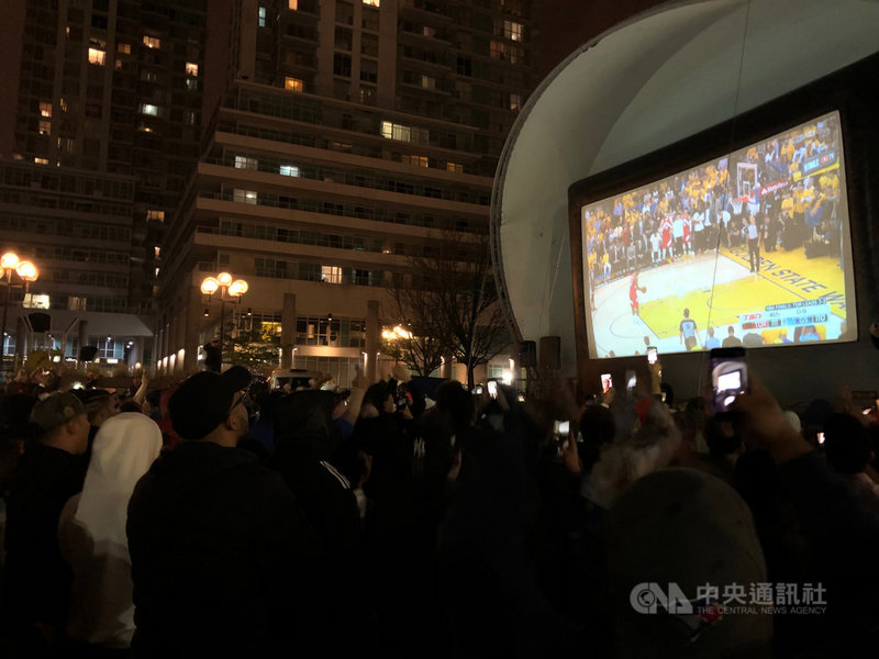 暴龍以114比110改寫NBA歷史，確定拿到成軍24年來的第一次總冠軍，NBA冠軍首度落到美國本土以外的球隊手中，有球迷不可置信地說：「這是真的」、「我們真的贏了」。中央社記者胡玉立多倫多攝 108年6月14日