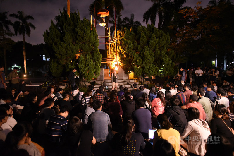 國立台灣大學學生14日晚間發起「台大撐香港-台大人反送中之夜」活動,大批學生聚集在校內傅鐘前,聲援香港民眾。中央社記者許秩維攝 108年6月14日