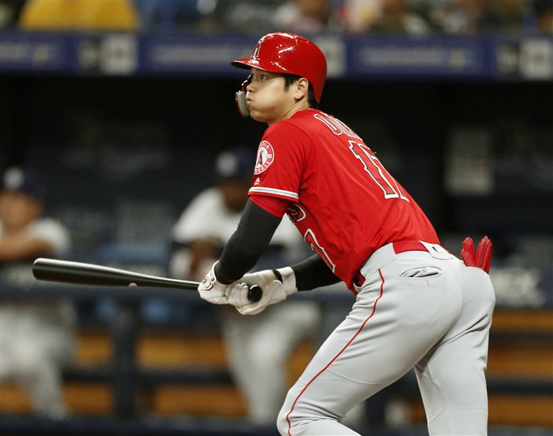 效力洛杉磯天使隊的日本球星大谷翔平13日登場首局就敲全壘打,送回壘上2名隊友。(共同社提供)