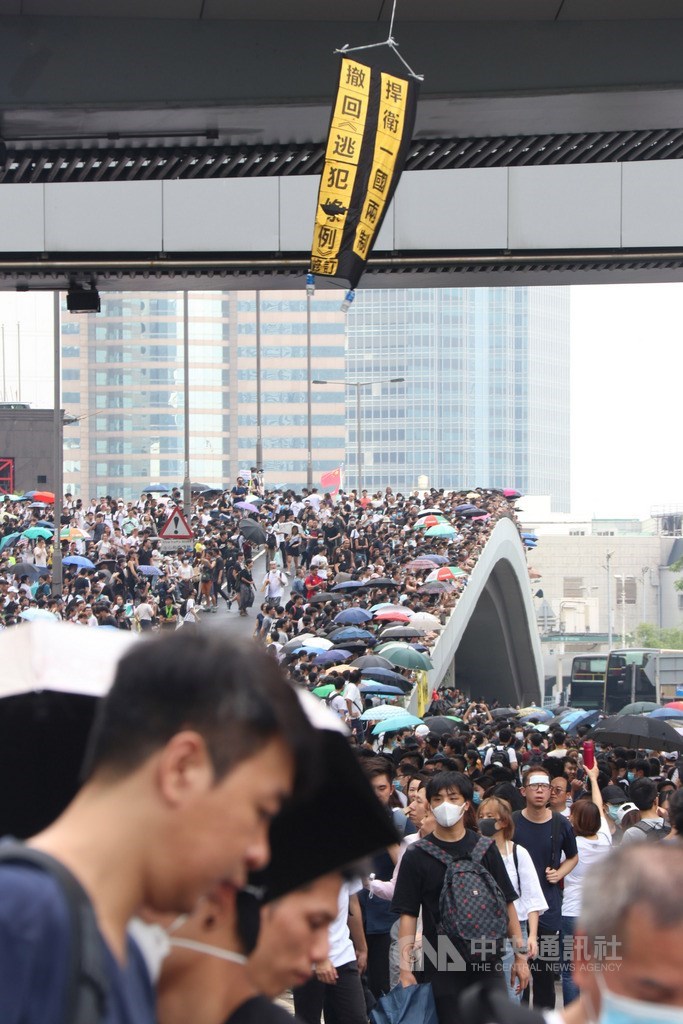 香港抗議民眾14日發現,Google翻譯軟體一度會把「我很難過看到香港成為中國一部分」文句的「難過」譯成「高興」。圖為12日逾萬香港民眾走上街頭,反對逃犯條例修訂草案進入二讀。(中央社檔案照片)