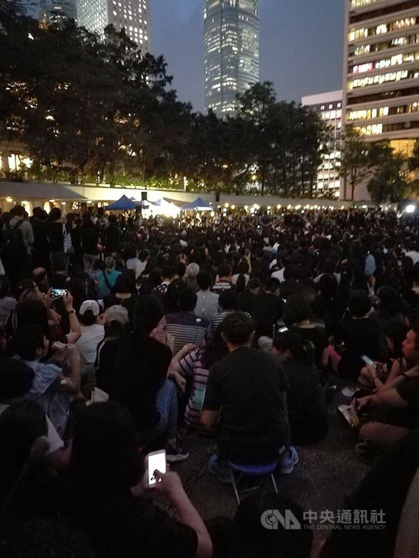 6千名香港母親今晚身穿黑衣,在中環遮打花園舉行「香港媽媽反送中集氣大會」,為香港年輕人集氣,強調不會再讓他們孤軍作戰。圖為集會現場情況。(香港讀者Agnes提供)中央社 108年6月14日