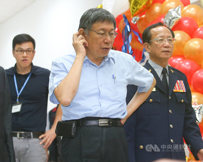 台北市長柯文哲(中)14日下午出席「108年警察節暨第27屆金吾獎頒獎典禮」,會後接受媒體聯訪。中央社記者謝佳璋攝 108年6月14日