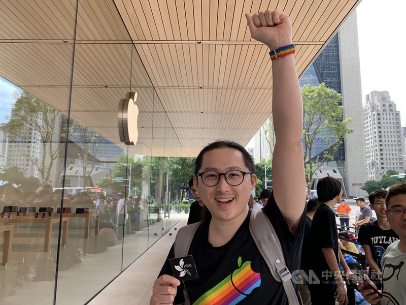 蘋果公司（Apple）在台第2家直營店「Apple信義A13」今天上午10時開幕，蘋果國際認證培訓師呂紹華排隊約20小時搶得頭香，看好獨棟的直營店將提供更完整的活動安排。中央社記者吳家豪攝　108年6月15日