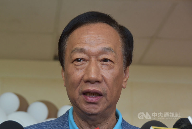 投入國民黨總統初選的鴻海集團董事長郭台銘15日受邀參加嘉義縣吳鳳科技大學畢業典禮,對於巴拉刈議題,他說,關鍵在管理問題,非使用問題。中央社記者葉子綱攝 108年6月15日