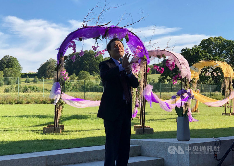 駐WTO代表朱敬一任內推「蘭花外交」,圖為6月13日他在瑞士日內瓦蘭花展開幕式上表示,蝴蝶蘭的色彩和花型千變萬化,一如台灣的多元和民主。(中央社檔案照片)