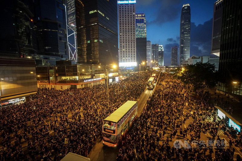 香港泛民主派團體民間人權陣線16日再次發起反修訂逃犯條例大遊行，民眾身穿黑衣上街表訴求，遊行群眾移動至未封閉車道。中央社記者裴禛香港攝  108年6月16日