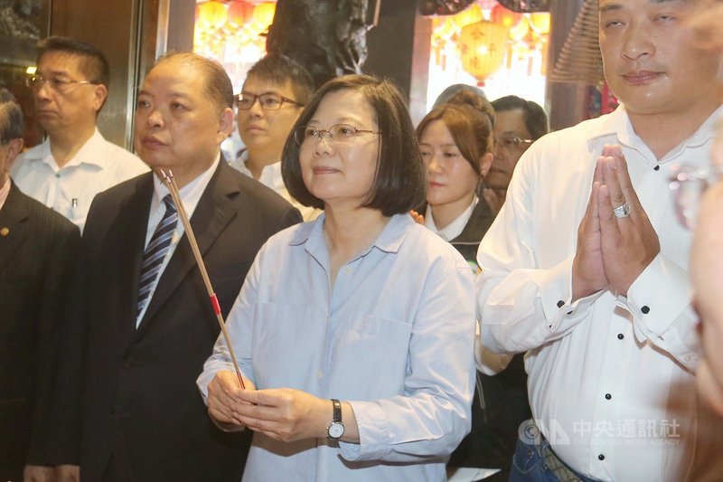 總統蔡英文（中）在民進黨總統初選後，16日到台北市大同區普願宮參拜神明。中央社記者徐肇昌攝　108年6月16日