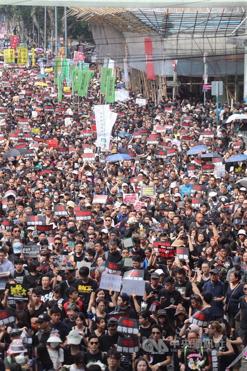 香港泛民主派團體民間人權陣線16日舉行反修訂逃犯條例大遊行，大批民眾身穿黑衣走上街頭，要求完全撤回惡法。中央社記者裴禛香港攝 108年6月16日