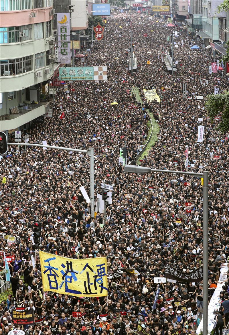 香港16日再度舉行反修訂逃犯條例大遊行，身穿黑衣的民眾擠爆街頭。（共同社提供）