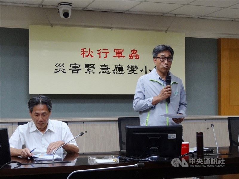 農委會秋行軍蟲災害緊急應變小組17日舉行臨時記者會,農委會副主委陳駿季(右)指出,將依據玉米生活史約40幾天收成期間,掌握藥劑使用效果等資訊後,才會進行防疫第三階段的自主管理作業,以確保農業生產不受此害蟲過度危害。中央社記者楊淑閔攝 108年6月17日