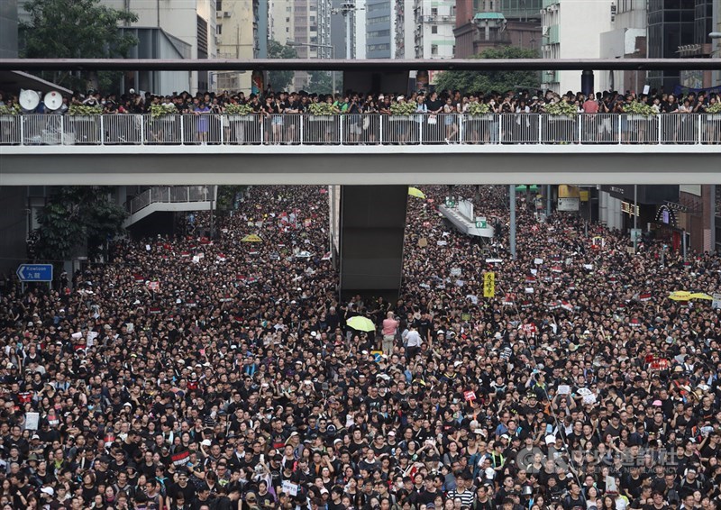 香港泛民主派團體民間人權陣線16日再發起反修訂逃犯條例大遊行,遊行群眾高喊口號表訴求,目的之一是要求行政長官林鄭月娥下台。(中央社檔案照片)