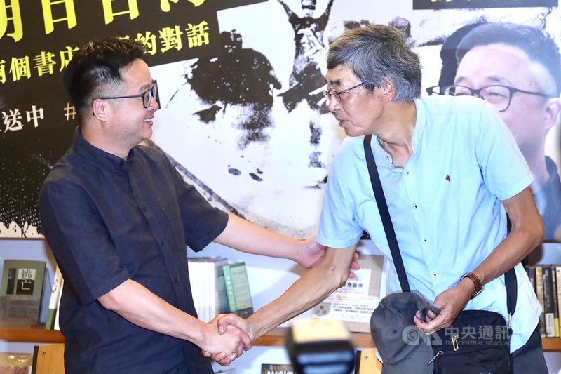 「此刻香港,明日台灣?–兩個書店老闆的對話」座談活動18日下午在台北水牛書店舉行,民進黨秘書長羅文嘉(左)與香港銅鑼灣書店創辦人林榮基(右)出席,正式對談前互相握手致意。中央社記者吳翊寧攝 108年6月18日
