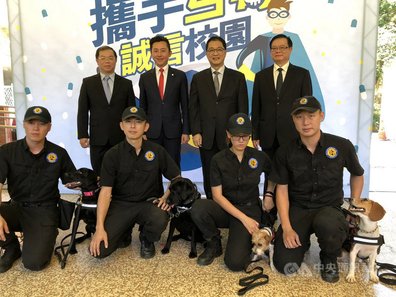 新竹市政府19日邀請台中市政府警察局刑事警察大隊警犬化身反毒大使,到新竹市香山高中進行校園反毒宣導,新竹市長林智堅(後左2)也到場參與。中央社記者郭宣彣攝 108年6月19日