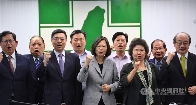 民進黨中執會19日正式公告提名總統蔡英文（中）為民進黨第15任總統提名參選人，蔡總統在中執會通過後與黨主席卓榮泰（前左2）、總統府秘書長陳菊（前右2）等一同呼口號。中央社記者王飛華攝　108年6月19日