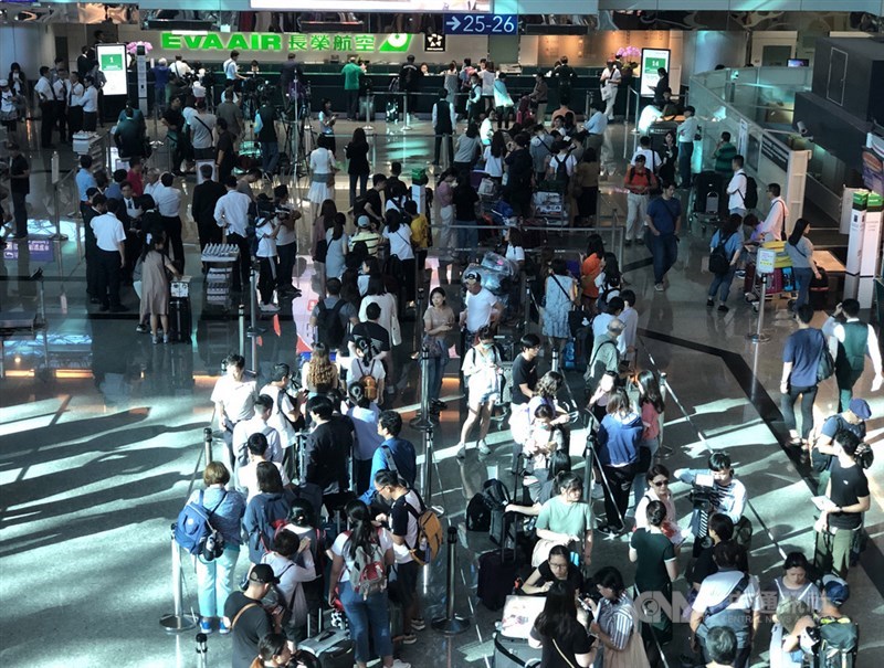 桃園市空服員職業工會宣布20日下午4時起,長榮空服員正式展開罷工行動,桃園機場部分國際及兩岸航班受影響,大批旅客行程遭波及,機場內也出現旅客大排長龍景象。中央社記者邱俊欽桃園機場攝 108年6月20日