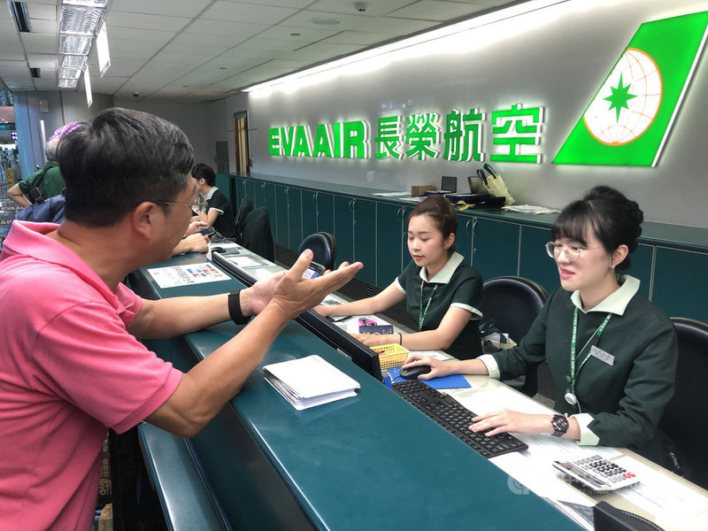 桃園市空服員職業工會20日下午4時起針對長榮航空發動罷工,下午已有旅客行程受到影響,桃園機場有不少旅客排隊等待航空公司進一步處理後續航班。中央社記者邱俊欽桃園機場攝 108年6月20日