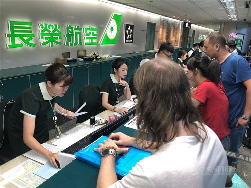 桃園市空服員職業工會宣布20日下午4時開始罷工,桃園機場已有不少旅客行程受到波及,部分在台港澳陸客面對罷工難掩焦慮,頻頻詢問「飛機是否會飛」。中央社記者邱俊欽桃園機場攝 108年6月20日