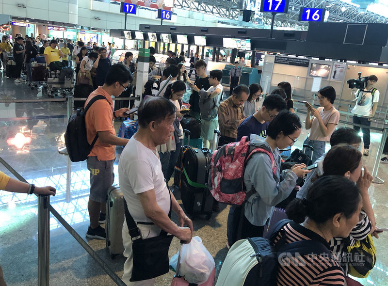 桃園市空服員職業工會20日下午4時起針對長榮航空發動罷工,下午已有部分旅客行程受阻,桃園機場長榮航空櫃檯前大排長龍。中央社記者邱俊欽桃園機場攝 108年6月20日