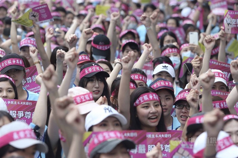 歷經3次調解破局、啟動罷工投票後兩次協商皆未達共識,長榮空服員4日走上街頭遊行,頭綁布條、呼口號,要求合理的勞動環境。中央社記者徐肇昌攝 108年6月4日