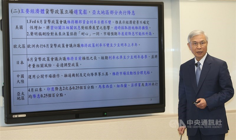 中央銀行20日舉行第2季理監事聯席會議,央行總裁楊金龍會後宣布利率「連12凍」,且央行對今年經濟展望保守,下修2019年經濟成長率至2.06%。中央社記者鄭傑文攝 108年6月20日