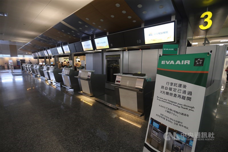 長榮航空勞資協商破局,桃園市空服員職業工會宣布20日下午4時起發動罷工,民航局統計,長榮與立榮航空國際與兩岸線航班共33架次恐受罷工事件影響。圖為松山機場長榮航空報到櫃台。中央社記者徐肇昌攝 108年6月20日