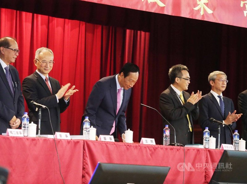鴻海股東會21日上午在土城總部登場,鴻海董事長郭台銘(中)短暫現身會場,向股東致意。中央社記者郭日曉攝 108年6月21日