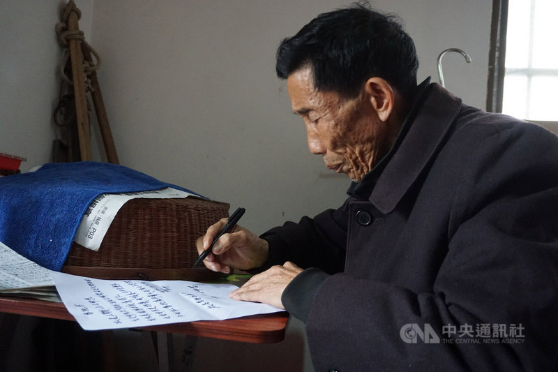 烈士王開鎖之子王瑞珍(圖)完成為父親立墓碑心願後,寫了委託書請台灣友人代為向有關單位申請父親資料,以及最後打回台灣的電報內容,想要擁有父親的檔案作紀念。中央社記者黃慧敏攝 108年6月22日