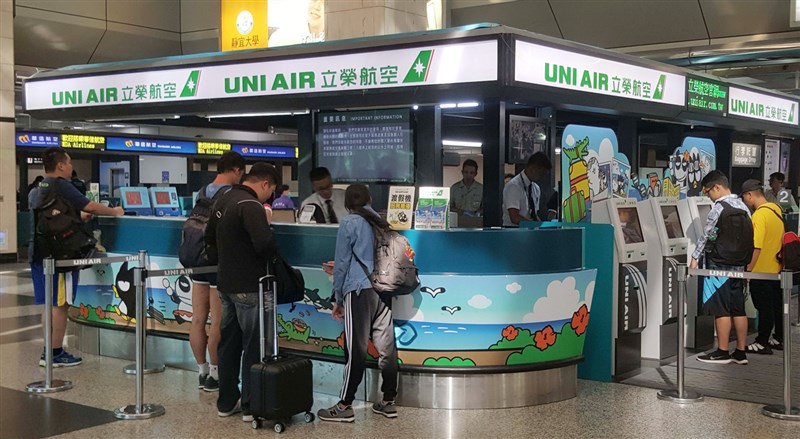 長榮航空空服員罷工,21日機場櫃檯到處可見候機旅客。(中央社擋俺案照片)