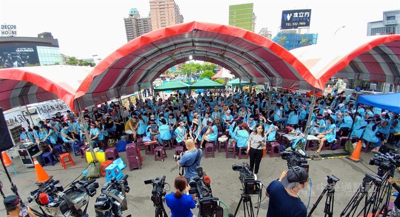 長榮空服員罷工進入第3天,數百名長榮空服員22日持續在桃園南崁長榮航運大樓外罷工靜坐。中央社記者施宗暉攝 108年6月22日