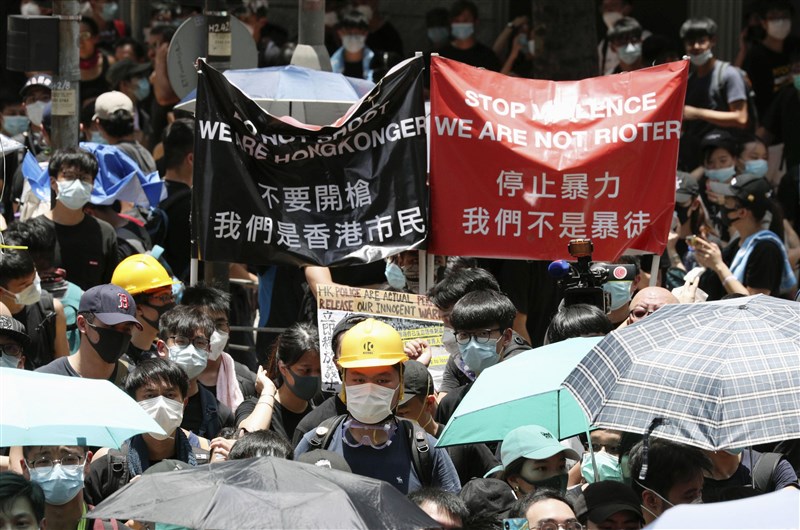 香港「反送中」餘波盪漾,承辦移民業務的台灣業者說,香港民眾近期諮詢申請移民到台灣比例增加。圖為21日香港民眾包圍警察總部示威。(共同社提供)