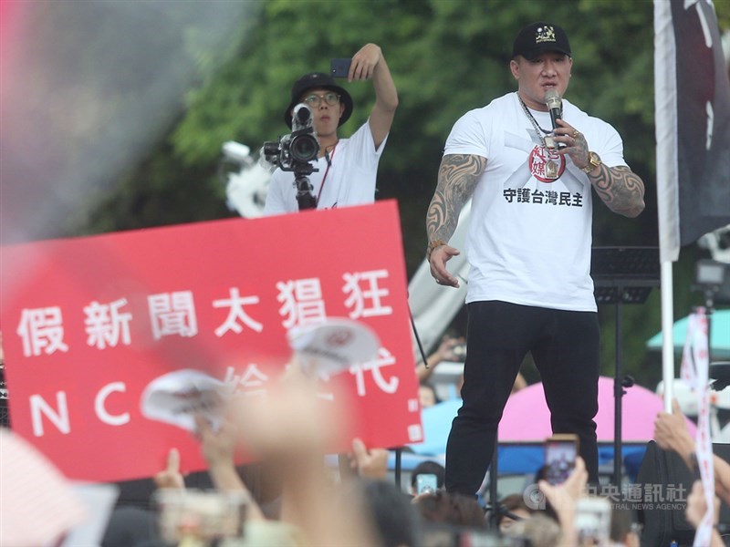 「拒絕紅色媒體、守護台灣民主」活動23日下午在凱道登場,網紅「館長」陳之漢(前右)上台演講,號召民眾一同站出來反親中媒體。中央社記者徐肇昌攝 108年6月23日