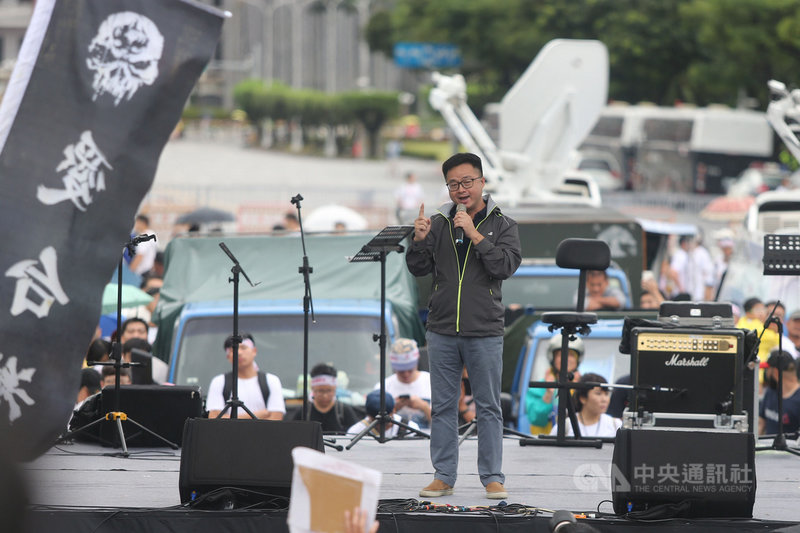 「拒絕紅色媒體、守護台灣民主」活動23日下午在總統府前凱達格蘭大道舉行,民進黨秘書長羅文嘉到場聲援。中央社記者徐肇昌攝 108年6月23日